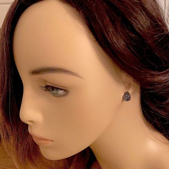 NEW Dainty Black Teardrop / Pear Shaped Stone Stud Earrings. Never Worn. - Picture 2 of 2